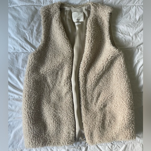 Aritzia Jackets & Blazers - Medium aritzia vest with pockets and zip up!